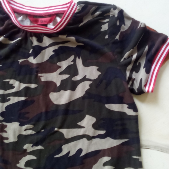 Hot Kiss Camo Tee - Picture 4 of 5